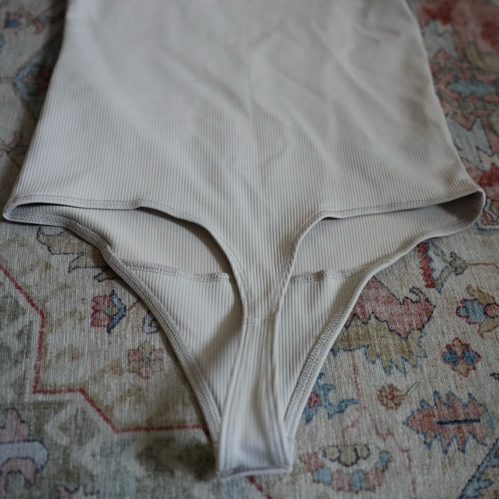 ABERCROMBIE AND FITCH Women's
Seamless Rib Fabric Scoopneck Bodysuit taupe small - Picture 7 of 7